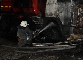Спасатели МЧС России ликвидировали пожар в грузовом автомобиле в Междуреченском ГО