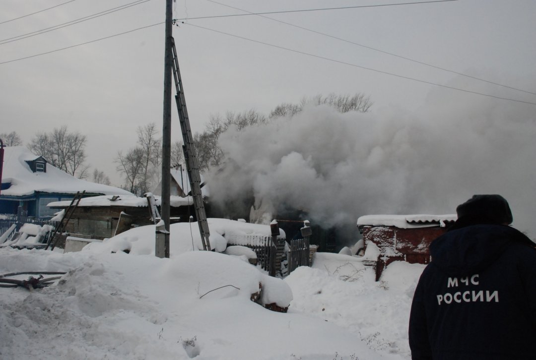 Спасатели МЧС России ликвидировали пожар в частном жилом доме в Междуреченском ГО