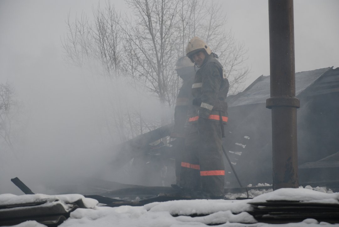 Спасатели МЧС России ликвидировали пожар в частном двухквартирном жилом доме в Междуреченском ГО