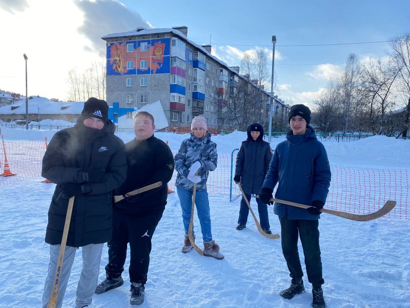 В Междуреченске сотрудники полиции приняли участие в городском турнире по хоккею в валенках