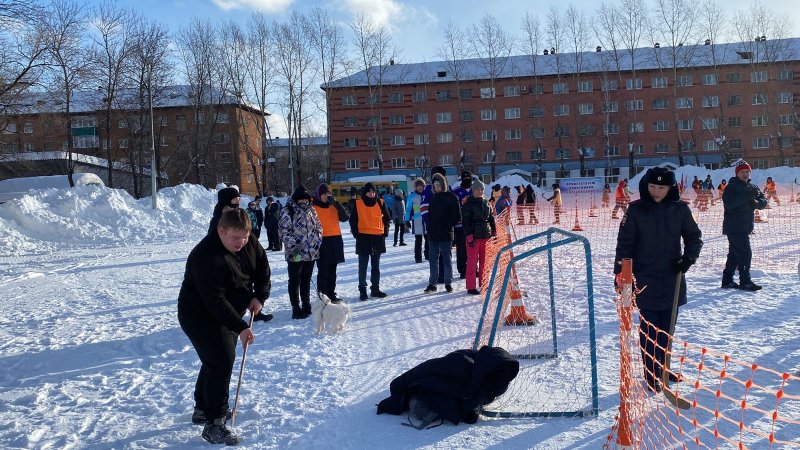 В Междуреченске сотрудники полиции приняли участие в городском турнире по хоккею в валенках