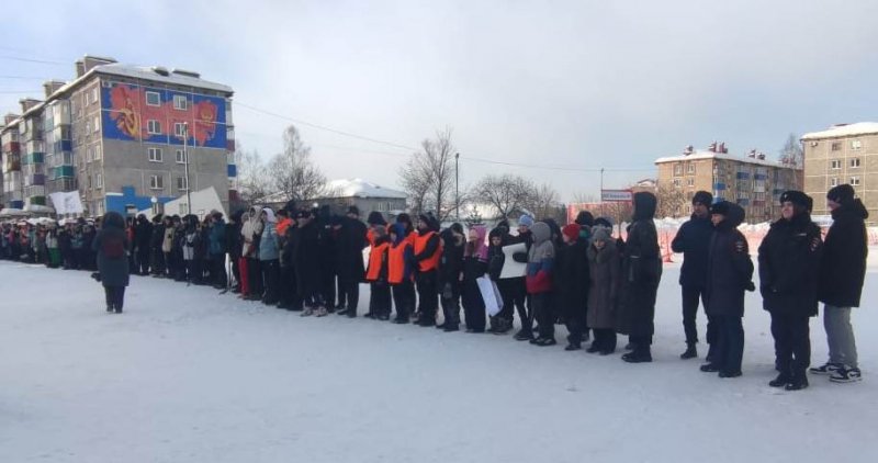 В Междуреченске сотрудники полиции приняли участие в городском турнире по хоккею в валенках