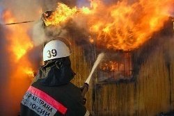 Спасатели МЧС России ликвидировали пожар в частном садовом доме в Междуреченском ГО